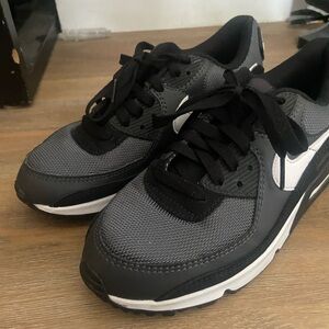 Back woman’s Nike air max 7.5